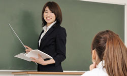 日本語を教える女性2